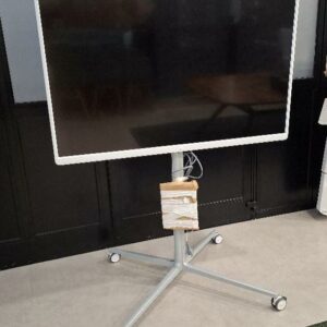 Système de visioconférence de marque Cisco modèle Webex Room 55 comprenant un écran intéractif 55 pouces, caméra et tablette. 3 unités. Vendu à l'unité avec faculté de réunion. Localisation: Tour Coeur Défense - 92400 Courbevoie (TA cafet)