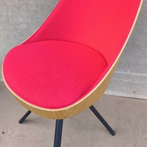 Chaise design Estudi Manel Molina modèle Kaiak Spin édition Enea design, coque en chêne naturel, assise et dossier en tissu rouge, piétement en acier laqué noir. Dim : 82 x 53 x 53 cm. 4 unités. Vendu à l'unité avec faculté de réunion. Localisation : 30 rue Beauregard 60440 Nanteuil-le-Haudouin