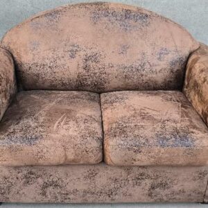 Canapé recouvert de tissu microfibre effet daim de couleur marron aspect vieilli. Dim : 90 x 140 x 80 cm. Localisation : 30 rue Beauregard 60440 Nanteuil-le Haudouin