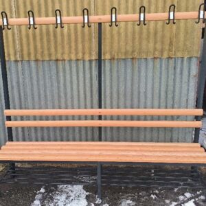 Vestiaire en métal anthracite avec porte-manteau, range-chaussures et banc en bois naturel. Dim : 172 x 195 x 40 cm. Localisation : 30 rue Beauregard 60440 Nanteuil-le-Haudouin