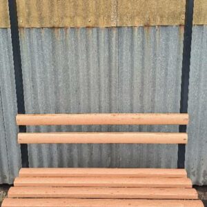 Vestiaire en métal anthracite avec porte-manteau, range-chaussures et banc en bois naturel. Dim : 172 x 100 x 40 cm. Localisation : 30 rue Beauregard 60440 Nanteuil-le-Haudouin