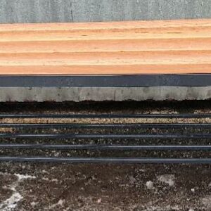 Banc structure en métal anthracite et assise en bois naturel, avec range-chaussures. Dim : 42 x 150 x 36 cm. Localisation : 30 rue Beauregard 60440 Nanteuil-le-Haudouin