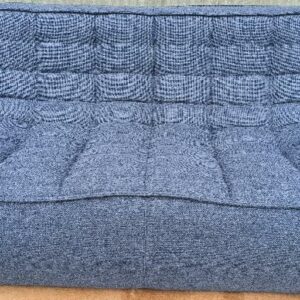 Canapé design Jacques Deneef modèle N701 édition Ethnicraft recouvert de tissu bleu. Dim : 74 x 140 x 90 cm. Localisation: 30 rue Beauregard 60440 Nanteuil-le-Haudouin