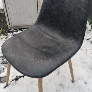 Chaise de marque Alinéa recouvert de simili cuir gris, piétement en métal effet bois naturel. Dim : 85 x 45 x 45 cm. 2 unités. Vendu à l'unité avec faculté de réunion. Localisation : 30 rue Beauregard 60440 Nanteuil-le-Haudouin.