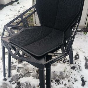 Chaise design Konstantin Grcic modèle One édition Magis empilable, structure en aluminium noir, recouvert d'un coussin de dossier et d'assise en tissu noir détachable. Dim : 80 x 50 x 50 cm. 2 unités. Vendu à l'unité avec faculté de réunion. Localisation: 30 rue Beauregard 60440 Nanteuil-le-Haudouin.