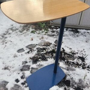 Table d'appoint, plateau en bois naturel et piétement en métal bleu. Dim : 67 x 42 x 28 cm. 2 unités. Vendu à l'unité avec faculté de réunion. Localisation : 30 rue Beauregard 60440 Nanteuil-le-Haudouin