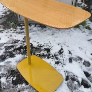 Table d'appoint, plateau en bois naturel et piétement en métal jaune. Dim : 66 x 55 x 35 cm. 2 unités. Vendu à l'unité avec faculté de réunion. Localisation : 30 rue Beauregard 60440 Nanteuil-le-Haudouin