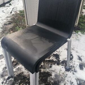 Chaise design Maarten Van Severen modèle .03 édition Vitra empilable, coque d'assise en mousse intégrale de polyuréthane noir, piétement arrière en tube d'acier gris et avant en profilé d'aluminium gris. Dim : 79 x 38 x 45 cm. 20 unités. Vendu à l'unité avec faculté de réunion. Localisation: 30 rue Beauregard 60440 Nanteuil-le-Haudouin.