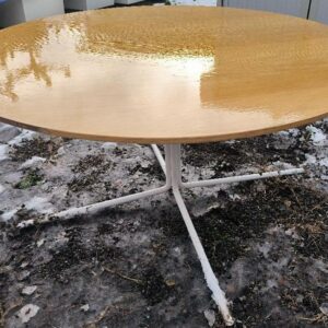 Table basse ronde, plateau en bois de couleur hêtre, piètement en métal blanc. Dim : 42 x 80 cm. Localisation : 30 rue Beauregard 60440 Nanteuil-le-Haudouin