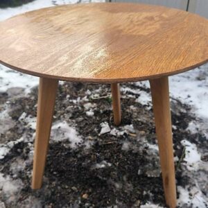 Table basse ronde, plateau et piétement en bois de couleur hêtre, piètement en métal blanc. Dim : 42 x 50 cm. Localisation : 30 rue Beauregard 60440 Nanteuil-le-Haudouin