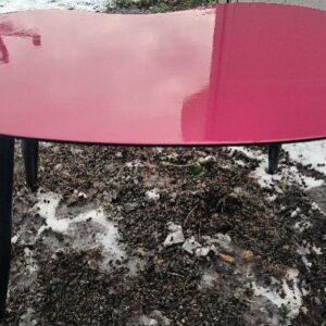 Table basse de marque Alinéa, plateau en bois de couleur framboise, piètement en bois de couleur noir. Dim : 42 x 70 x 35 cm. Localisation : 30 rue Beauregard 60440 Nanteuil-le-Haudouin