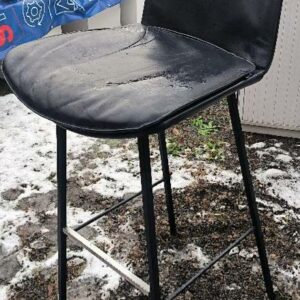 Tabouret design Andrei Munteanu modèle LHASA édition KFF, structure en métal noir avec repose pieds chromé, dossier et assise en cuir noir, coussin d'assise en cuir noir amovible. Dim : 120 x 50 x 61 cm. 6 unités. Vendu à l'unité avec faculté de réunion. Localisation: 30 rue Beauregard 60440 Nanteuil-le-Haudouin.