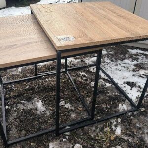 2 tables basses gigognes, plateau en bois de couleur hêtre, piètement en métal noir. Dim : 50 x 50 x 50 cm et 45 x 45 x 45 cm. Localisation : 30 rue Beauregard 60440 Nanteuil-le-Haudouin