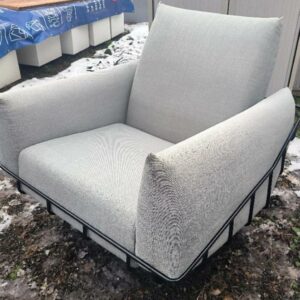 Fauteuil structure en acier noir, recouvert de coussins amovibles en tissu gris, accoudoirs et dossier déhoussable. Dim : 80 x 90 x 90 cm. 2 unités. Vendu à l'unité avec faculté de réunion. Localisation : 30 rue Beauregard 60440 Nanteuil-le-Haudouin