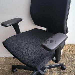 Fauteuil de bureau sur roulettes, assise et dossier en tissu noir. Dim : 114 x 69 x 70cm. 25 unités. Vendu à l'unité avec faculté de réunion. Localisation : 30 rue Beauregard 60440 Nanteuil-le-Haudouin