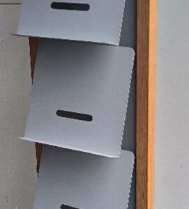 Porte-document, structure en bois naturel et métal gris sur roulettes avec deux freins. Dim : 180 x 53 x 43 cm. 2 unités. Vendu à l'unité avec faculté de réunion. Localisation : 30 rue Beauregard 60440 Nanteuil-le-Haudouin