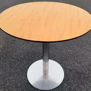 Table ronde de marque Sancal, plateau en bois de couleur hêtre, piétement en métal chromé. Dim : 75 x 70 cm. Localisation : 30 rue Beauregard 60440 Nanteuil-le-Haudouin