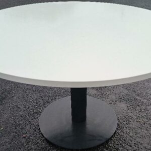 Table ronde, plateau en bois de couleur blanc, piétement en métal anthracite. Dim : 73 x 120 cm. Localisation : 30 rue Beauregard 60440 Nanteuil-le-Haudouin