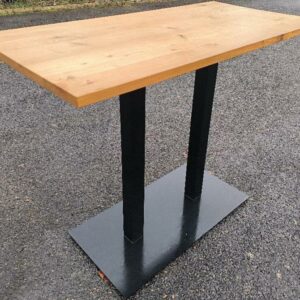 Table  haute rectangulaire, plateau en bois de couleur hêtre, piétement en métal noir. Dim : 110 x 140 x 70 cm. 2 unités. Vendu à l'unité avec faculté de réunion. Localisation : 30 rue Beauregard 60440 Nanteuil-le-Haudouin
