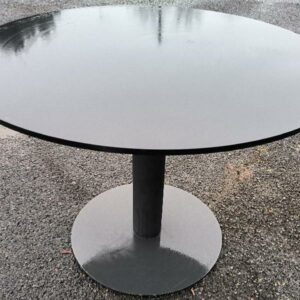 Table ronde, plateau en composite de couleur noir, piétement en métal anthracite. Dim : 73 x 100 cm. Localisation : 30 rue Beauregard 60440 Nanteuil-le-Haudouin