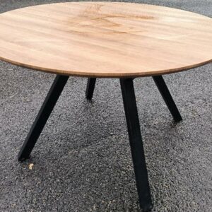 Table ronde de marque Alinéa, plateau en bois de couleur hêtre, piétement en métal noir. Dim : 76 x 120 cm. (usures). Localisation : 30 rue Beauregard 60440 Nanteuil-le-Haudouin