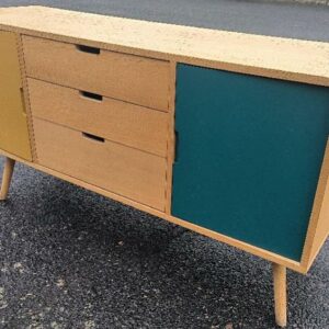 Buffet de marque Maisons du monde, structure en bois naturel, 2 portes de couleur jaune et vert, 3 tiroirs. Dim : 75 x 145 x 45 cm. (pieds à revisser). Localisation : 30 rue Beauregard 60440 Nanteuil-le-Haudouin