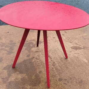 Table basse, plateau et piètement en métal de couleur rouge. Dim : 40 x 50 x 43 cm. Localisation : 30 rue Beauregard 60440 Nanteuil-le-Haudouin