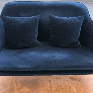 Canapé recouvert de velours de couleur bleu nuit, piétement en bois naturel. Dim : 80 x 120 x 65 cm. Localisation: 30 rue Beauregard 60440 Nanteuil-le-Haudouin.