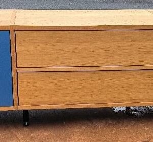 Buffet bas, structure en bois naturel, 4 portes système "push to open" de couleur bordeaux, jaune, grise et bleu et 2 tiroirs système "soft-close". Dim : 52 x 226 x 47 cm. Localisation : 30 rue Beauregard 60440 Nanteuil-le-Haudouin