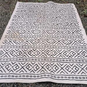 Tapis à fond blanc et motifs géométriques anthracite. Dim : 160 x 230 cm. Localisation : 30 rue Beauregard 60440 Nanteuil-le-Haudouin