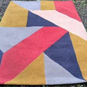 Tapis de marque Made à motifs géométriques multicolore. Dim : 160 x 230 cm. Localisation : 30 rue Beauregard 60440 Nanteuil-le-Haudouin