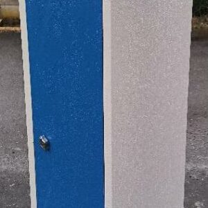 Armoire vestiaire métallique de couleur gris et bleu, avec étagère et penderie. Dim : 180 x 30 x 50 cm. 4 unités. Vendu à l'unité avec faculté de réunion. Localisation: 30 rue Beauregard 60440 Nanteuil-le-Haudouin.