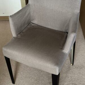 Fauteuil de marque B&B Italia en tissu gris et piètement en bois foncé. Dim : 83 x 58 x 55 cm. 40 unités.  Localisation: 30 rue Beauregard 60440 Nanteuil-le-Haudouin.