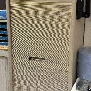 Armoire haute métallique de marque JEC, 1 porte rideau avec ouverture centrale. Dim : 198 x 60 x 45 cm. 7 UNITÉSAU TOTAL. (étiquette 5052)

Niveau 0 salle SPI maintenance : 5 unités 
Niveau 0 salle service courrier : 1 unité 
Niveau 0 bureau 428 : 1 unité