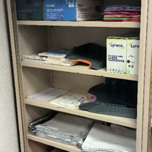 Armoire haute métallique de marque JEC, 1 porte rideau à ouverture centrale. Dim : 197 x 100 x 45 cm. 2 UNITÉS AU TOTAL. (étiquette 5053)

Niveau 0 salle Stock archive : 1 unité 
Niveau 0 bureau 428 : 1 unité