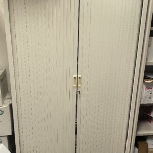 Armoire haute métallique, 2 portes rideaux, de couleur blanche. Dim : 197 x 120 x 44 cm. 1 UNITÉ AU TOTAL. (étiquette 5054)

Niveau 0 salle stockage archive : 1 unité