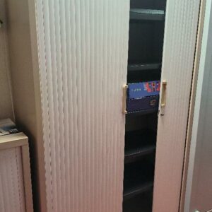 Armoire haute métallique de marque Majencia de couleur beige et blanc, deux portes rideaux. Dim : 198 x 120 x 43 cm. 1 UNITÉ AU TOTAL. (étiquette 5067)

Niveau 0 infirmerie : 1 unité