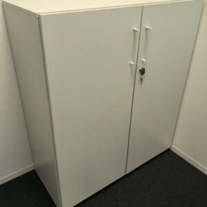 Armoire 1/2 en bois de couleur blanche, 2 portes battantes, étagère métallique noire. Dim : 117 x 100 x 46 cm. 649 UNITÉS AU TOTAL. (étiquette 5001)

6ème étage : 6 unités
6ème étage open-space : 7 unités 
6ème étage salle 606 : 2 unités 
6ème étage salle 608 : 2 unités 
6ème étage salle 603 : 1 unité 
5ème étage salle 502 : 1 unité 
5ème étage bureau Leonard : 1 unité 
5ème étage open-space rouge : 11 unités 
5ème étage espace des assistantes : 7 unités 
5ème étage bureau Laure Masclet : 1 unité 
5ème étage bureau Jean Raia : 1 unité 
5ème étage bureau Valérie châtain : 1 unité 
5ème étage open-space bleu : 5 unités 
5ème étage open-space vert : 27 unités 
5ème étage bureau HR working studio : 2 unités 
5ème étage open-space bleu : 17 unités 
4ème étage open-space rouge : 60 unités 
4ème étage open-space vert : 43 unités 
4ème étage open-space bleu : 21 unités 
3ème étage open-space rouge : 2 unités 
3ème étage open-space vert : 55 unités 
3ème étage bureau manager vert : 2 unités 
3ème étage open-space bleu : 4 unités 
2ème étage open-space rouge : 58 unités 
2ème étage open-space vert : 67 unités 
2ème étage bureau open-space vert : 2 unités 
2ème étage salle 207 bleu : 1 unité 
2ème étage open-space bleu : 56 unités 
2ème étage salle coaching bleu : 1 unité 
2ème étage salle formation bleu : 1 unité 
2ème étage open-space porte vitrée automatique bleu : 3 unités 
1er étage open-space vert : 19 unités 
1er étage bureau manager open-space vert : 1 unité 
1er étage open-space central vert : 2 unités 
1er étage open-space bleu : 29 unités 
1er étage open-space rouge : 43 unités 
1e étage bureau open-space rouge deuxième zone : 9 unités 
1er étage BVP rouge : 5 unités 
1er étage CSE : 11 unités 
Entresol salle Lease and co projet : 4 unités 
Entresol salle département des services à l'entreprise : 3 unités 
Entresol salle stockage DSE : 2 unités 
Entresol bureau Annick Gomis : 3 unités 
Entresol bureau Houssam Caracalla : 4 unités 
Niveau 0 salle reprographie : 2 unités 
Niveau 0 salle service administratif : 1 unité 
Niveau 0 base vie : 1 unité 
Niveau 0 infirmerie : 1 unité 
Niveau 0 bureau 428 : 1 unité 
Niveau -1 réserve : 40 unités