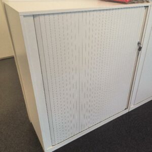 Armoire 1/2 métallique de marque Steelcase de couleur blanche, 1 porte rideau, étagère métallique noire. Dim : 117 x 100 x 44 cm. 236 UNITÉS AU TOTAL. (étiquette 5012)

4ème étage open-space rouge : 13 unités 
4ème étage open-space bleu : 2 unités 
3ème étage open-space rouge : 58 unités
3ème étage rouge bureau formation : 2 unités 
3ème étage open-space bleu : 92 unités 
2ème étage open-space bleu : 33 unités 
2ème étage open-space porte vitrée automatique bleu : 10 unités 
1er étage BVP rouge : 2 unités 
1er étage CSE : 1 unité 
Niveau 0 salle service courrier : 1 unité 
Niveau 0 salle service administratif : 1 unité 
Niveau -1 réserve : 21 unités