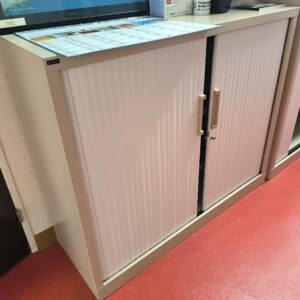 Armoire 1/2 métallique de marque Majencia de couleur beige et blanc, deux portes rideaux. Dim : 102 x 120 x 43 cm. 1 UNITÉ AU TOTAL. (étiquette 5066)

Niveau 0 infirmerie : 1 unité