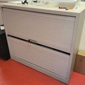 Armoire 1/2 métallique de marque JEC de couleur grise, 1 porte rideau à ouverture centrale. Dim : 104 x 120 x 45 cm. 3 UNITÉS AU TOTAL. (étiquette 5068)

Niveau 0 infirmerie : 1 unité 
Cuisine : 1 unité 
Niveau 0 bureau CFTC : 1 unité