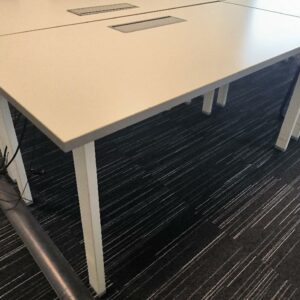 Bureau droit de marque Majencia, plateau en bois de couleur blanc avec trappe, piétement en métal de couleur blanc. Dim : 72 x 150 x 75 cm. 8 UNITÉS AU TOTAL. (étiquette 5004)

6ème étage salle 601 : 7 unités 
4ème étage open-space bleu : 1 unité