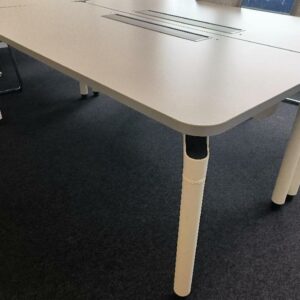 Bureau droit de marque Majencia, plateau en bois de couleur blanc avec trappe, piétement en métal de couleur blanc. Dim : 72 x 180 x 80 cm. 56 UNITES AU TOTAL. (étiquette 5006)

6ème étage salle 605 : 2 unités 
5ème étage open-space rouge : 1 unité 
5ème étage bureau HR working studio : 1 unité 
5ème étage open-space bleu : 5 unités 
4ème étage open-space rouge : 8 unités 
4ème étage open-space vert : 1 unité 
3ème étage open-space bleu : 3 unités 
2ème étage open-space rouge : 1 unité 
2ème étage bureau manager open-space bleu : 1 unité 
1er étage open-space vert deuxième zone central : 1 unité 
1er étage open-space bleu : 2 unités 
1er étage open-space rouge : 5 unités 
1er étage bureau open-space rouge : 6 unités 
1er étage BVP rouge : 3 unités 
1er étage CSE : 5 unités 
Entresol salle Lease and co projet : 2 unités 
Entresol bureau Houssam Caracalla : 1 unités 
Niveau 0 salle reprographie : 1 unité 
Niveau 0 salle service courrier : 2 unités 
Niveau 0 salle service administratif : 1 unité 
Niveau 0 infirmerie : 4 unités