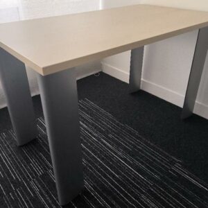 Bureau droit, plateau en bois de couleur hêtre, piétement en métal de couleur gris. Dim : 74 x 120 x 70 cm. 2 UNITÉS AU TOTAL. (étiquette 5007)

6ème étage (salle des conseils) : 2 unités