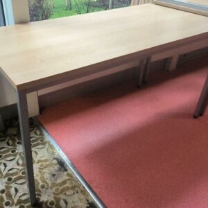 Bureau droit, plateau en bois de couleur hêtre, piétement en métal de couleur gris. Dim : 72 x 140 x 70 cm. 40 UNITÉS AU TOTAL. (étiquette 5043)

2ème étage open-space bleu : 2 unités
1er étage open-space vert : 4 unités 
Cafétéria : 3 unités
Entresol salle de réunion E423 : 2 unités 
RIE : 3 unités 
Niveau 0 salle à manger commune : 1 unité 
Niveau 0 salle numérisation OPC : 5 unités 
Niveau 0 salle service administratif : 4 unités 
Niveau 0 salle dépôt courrier : 2 unités 
Niveau 0 salle base vie : 1 unité 
Niveau 0 infirmerie : 1 unité 
Niveau 0 bureau 428 : 2 unités 
Niveau 0 bureau CFDT : 2 unités 
Niveau 0 bureau CFTC : 1 unité 
Niveau 0 bureau CGT : 4 unités 
Niveau 0 ludothèque : 3 unités