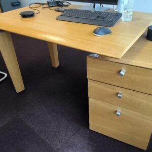 Ensemble de direction : bureau droit avec caisson inclus, plateau et piétement en bois de couleur hêtre : Dim du bureau : 74 x 120 x 80 cm et largeur du bureau caisson inclus : 140 cm + table carré plateau et piétement en bois de couleur hêtre : Dim : 73 x 160 x 160 cm + enfilade en bois de couleur hêtre, 2 portes battantes et 3 tiroirs : Dim : 64 x 160 x 46 cm. 1 UNITÉ AU TOTAL. (étiquette 5005)

5ème étage bureau Frédéric Schneider : 1 unité