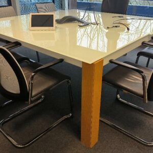 Ensemble de direction de marque Multidex : table carrée, plateau en verre trempé blanc et piétement en bois naturel : Dim : 72 x 180 cm. Avec deux enfilades sur roulettes dont une ouvrant par deux portes et une niche en bois naturel : Dim : 63 x 160 x 60 cm et l'autre avec 1 porte et 2 tiroirs : Dim : 63 x 104 x 61 cm. 1 UNITÉ AU TOTAL. (étiquette 5048)

3ème étage bureau manager  : 1 unité