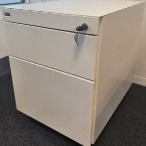 Caisson métallique de couleur blanc sur roulettes de marque Majencia, 2 tiroirs. Dim : 56 x 42 x 48 cm. 1 057 AU TOTAL. (étiquette 5010)

6ème étage : 5 unités
6ème étage salle 608 : 2 unités 
5ème étage bureau Leonard : 1 unité 
5ème étage open-space rouge : 19 unités 
5ème étage espace assistante : 4 unités 
5ème étage bureau Fabrice Denoual : 1 unité 
5ème étage bureau Valérie châtain vert : 1 unité 
5ème étage open-space vert : 34 unités 
5ème étage bureau HR working studio : 2 unités 
5ème étage open-space bleu : 27 unités 
4ème étage open-space rouge : 119 unités 
4ème étage open-space vert : 69 unités 
4ème étage open-space bleu : 66 unités 
3ème étage open-space rouge : 25 unités 
3ème étage open-space vert : 74 unités 
3ème étage bureau manager vert : 2 unités 
3eme étage rouge bureau formation : 9 unités 
3ème étage open-space bleu : 106 unités 
2ème étage open-space rouge : 62 unités 
2ème étage open-space vert : 43 unités 
2ème étage bureau open-space vert : 30 unités
2ème étage open-space bleu : 103 unités 
2ème étage open-space porte vitrée automatique bleu : 26 unités
1er étage open-space vert : 40 unités 
1er étage open-space vert deuxième zone centrale : 18 unités 
1er étage open-space bleu : 44 unités
1er étage open-space rouge : 71 unités 
1er étage bureau open-space rouge : 1 unité 
1er étage BVP rouge : 3 unités 
1er étage CSE : 8 unités 
Entresol salle Lease and co projet : 10 unités 
Entresol salle département des services à l'entreprise : 7 unités 
Entresol bureau Annick Gomis : 2 unités 
Entresol bureau Houssam Caracalla : 2 unités 
Niveau 0 salle SPI : 3 unités 
Niveau 0 salle service courrier : 6 unités 
Niveau 0 salle service administratif : 4 unités 
Niveau 0 salle dépôt courrier : 1 unité 
Niveau 0 infirmerie : 2 unités 
Niveau 0 bureau syndicat 428 : 1 unité 
Niveau 0 bureau CGT : 1 unité 
Niveau -1 réserve : 3 unités