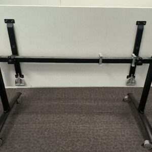 Table basculante sur roulettes, plateau en bois de couleur blanc, piétement en métal de couleur noir. Dim : 72 x 140 x 70 cm. 32 UNITÉS AU TOTAL. (étiquette 5011)

5ème étage salle 501 : 8 unités 
4eme étage salle 401 : 8 unités 
3ème étage salle 301 : 8 unités 
2ème étage salle 201 : 8 unités