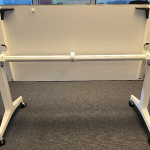 Table basculante sur roulettes, plateau en bois de couleur blanc avec système d'attache pour créer une table de réunion, piétement en métal de couleur blanc. Dim : 74 x 140 x 67 cm. 10 UNITÉS AU TOTAL. (étiquette 5008)

5ème étage salle 505 : 10 unités